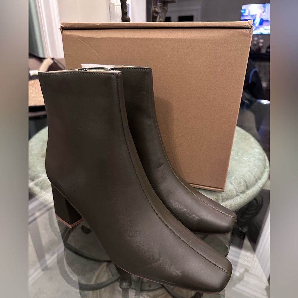 New in Box $85 Journee Collection Brown Olive  Ankle Boots sz 8.5